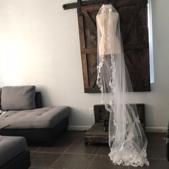 Davids Bridal One Tier Lace Applique Comb Veil - Picture 4 of 14